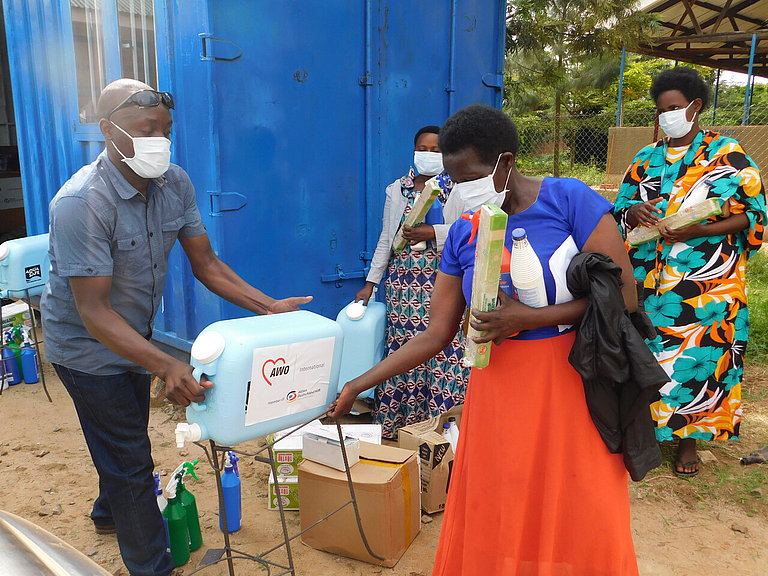 Unsere Partnerorganisation COVOID bei der Verteilung von Hygienematerial im Flüchtlingslager Nakivale (Foto: AWO International)