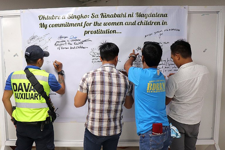 Members of a men's group work for the protection of women and girls. (Photo: AWO International)