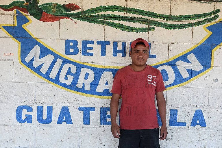 Der 23-jährige Carlos ist alleine und ohne Geld auf dem Weg in die USA, um dort Arbeit zu finden. An der mexikanischen Grenze in Bethel ist er bei einer solidarischen Familie untergekommen. 