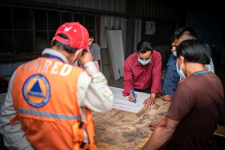 In Workshops werden Gemeindemitglieder für das Thema Katastrophenvorsorge sensibilisiert (Foto: AWO International/ACOPEDIS)