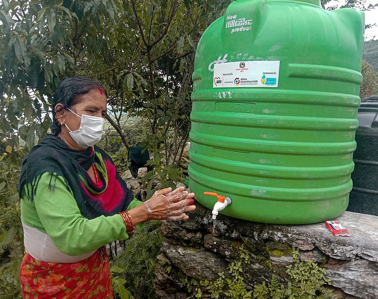 To protect arriving migrants from corona, we distribute protective masks at border crossings and set up hand washing stations (Photo: AWO International/Needs/Nepal)