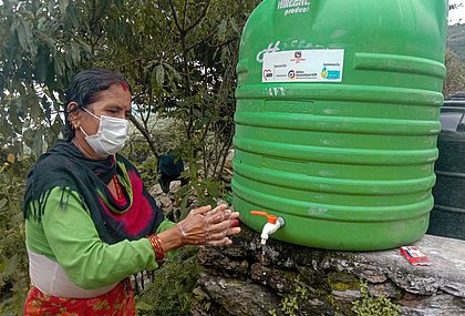Um ankommende Migrant*innen vor Corona zu schützen, verteilen wir an den Grenzübergängen Schutzmasken und errichten Handwaschstationen (Foto: AWO International/Needs/Nepal)