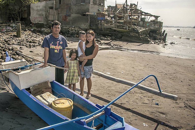 Das Einkommen von Kleinfischer Norbhen Costaño reicht kaum, um seine Familie zu ernähren. Kommerzielle Fischereiflotten bedrohen die Existenz lokaler Fischer und sorgen für eine ökologische Katastrophe. (Foto: Mark Henry/AWO International)