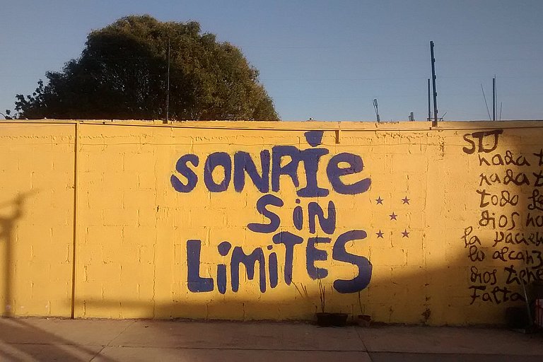 „Lächle ohne Grenzen“ steht auf den Mauern der Migrationsherberge geschrieben. (Foto: AWO International)