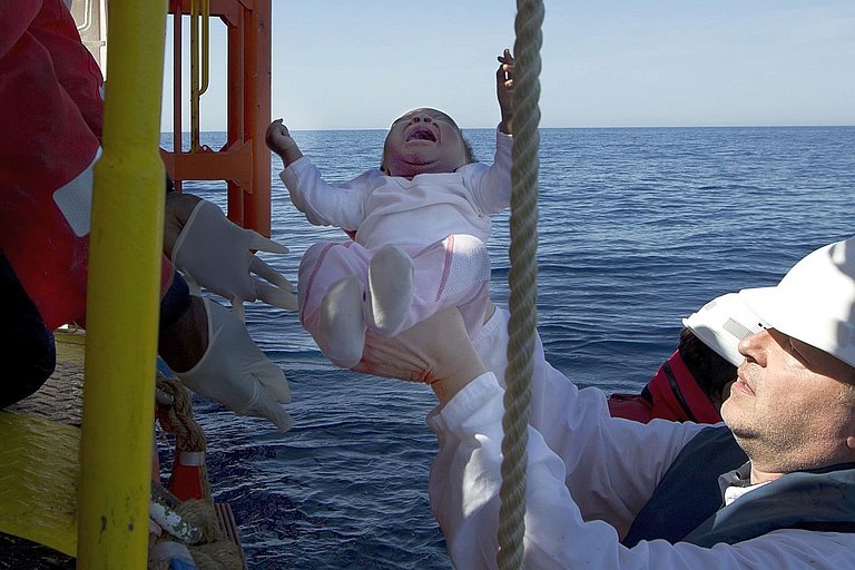 Civil sea rescue in the Mediterranean: Klaus Vogel at the first deployment of SOS MEDITERRANEE. Among the rescued: A three-month-old baby. (Photo: Patrick Bar/SOS MEDITERRANEE)