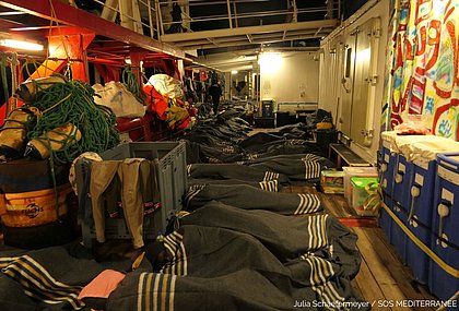 407 Überlebende sicher an Bord der Ocean Viking (Foto: Julia Schäfermeyer / SOS MEDITERRANEE)