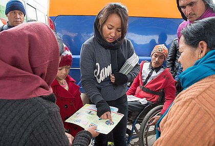 Eine Mitarbeiterin von Maiti Nepal informiert am Busbahnhof in Kathmandu über Menschenhandel und sichere Migration. (Foto: Timm Schamberger/Aktion Deutschland Hilft)
