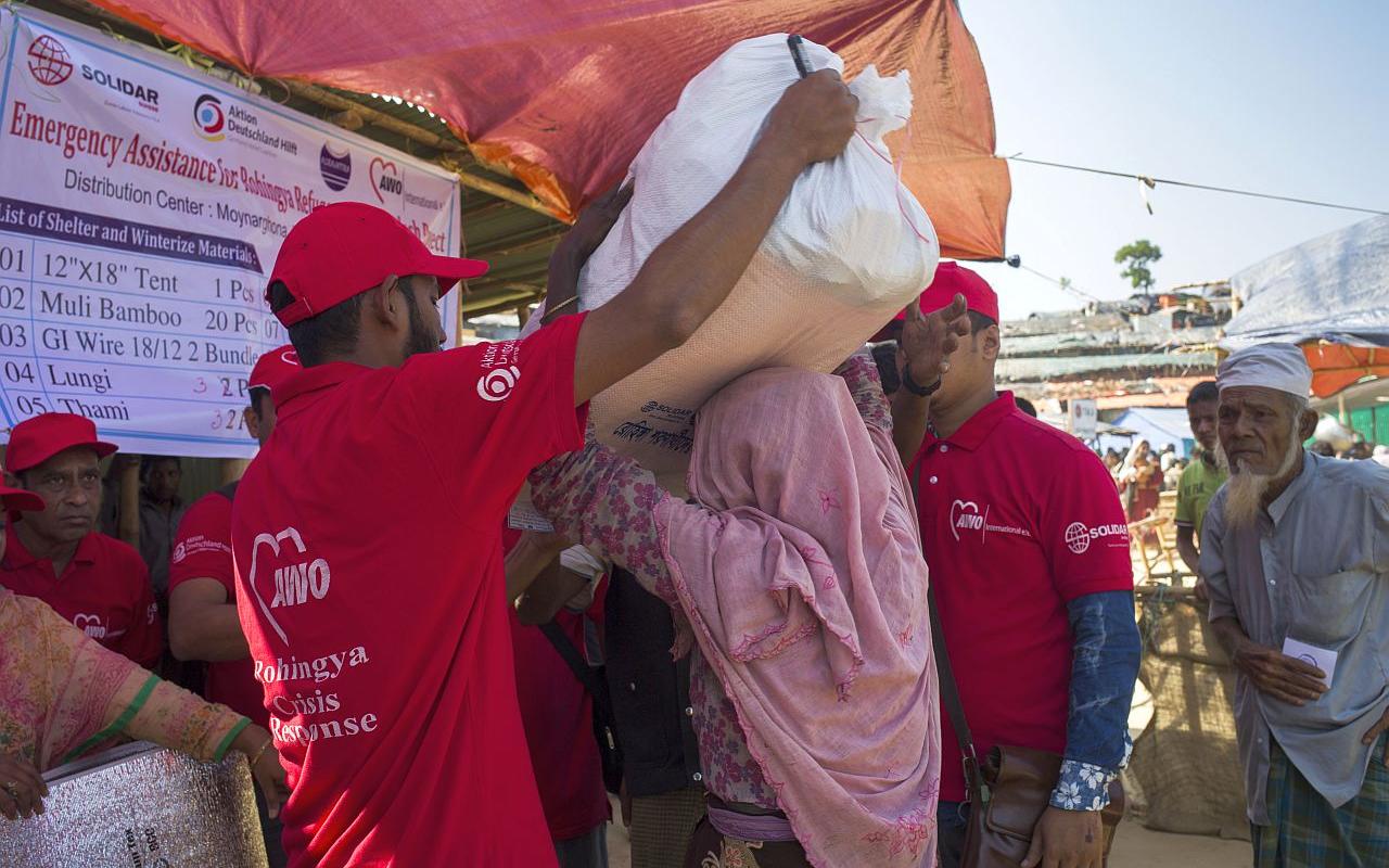 [Translate to Englisch:] In Zusammenarbeit mit lokalen Partnerorganisationen unterstützt AWO International geflüchtete Rohingya. Sie erhalten sichere Unterkünfte, Kleidung und Hygieneartikel. (Foto: AJGHANI/ AWO International)