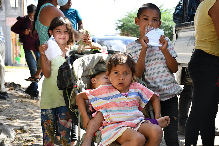 Die Familien fliehen vor Gewalt und Armut (Foto: Carlos Ernesto Cano)