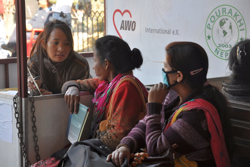 Am zentralen Busbahnhof von Kathmandu in Nepal informiert eine Mitarbeiterin von unserer Partnerorganisation POURAKHI über sichere Migration und Menschenhandel. (Foto: AWO International)