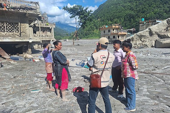 Mitarbeitende von AWO International sprechen mit Betroffenen im Flutgebiet in Nepal