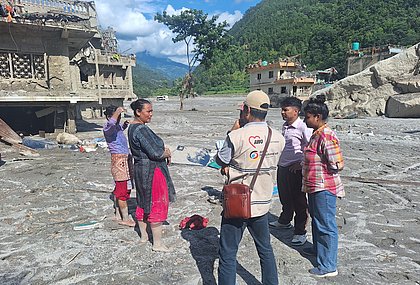 Mitarbeiter von AWO International sprechen mit Betroffenen im Flutgebiet in Nepal