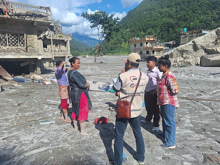 Mitarbeiter von AWO International sprechen mit Betroffenen im Flutgebiet in Nepal