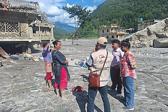 Mitarbeitende von AWO International sprechen mit Betroffenen im Flutgebiet in Nepal