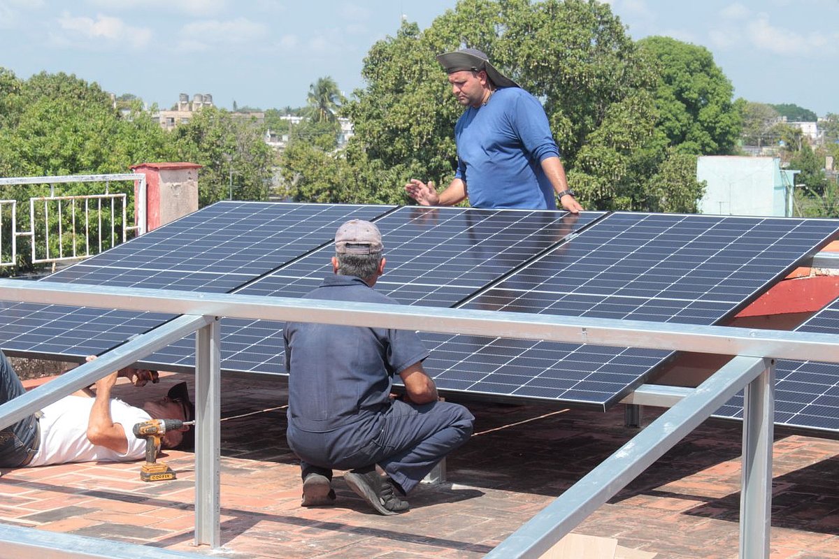Zwei Männer installieren Solarpanele