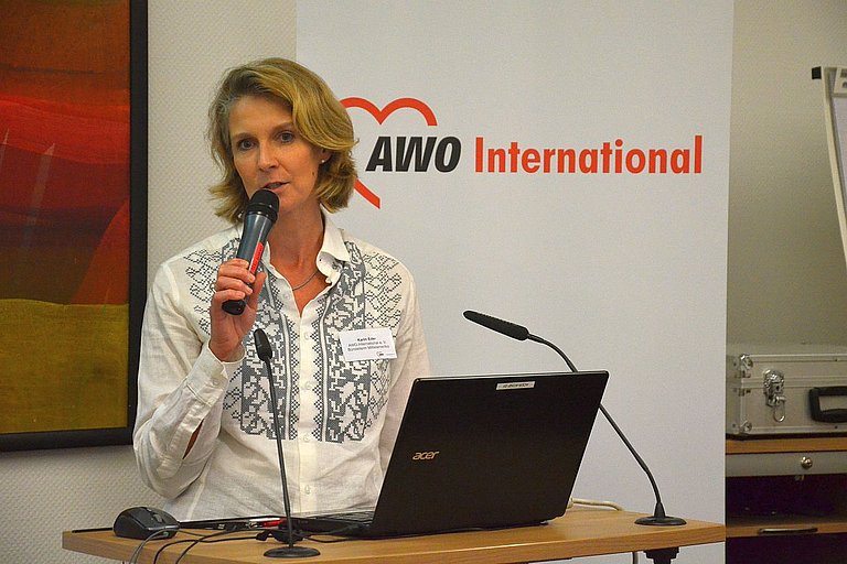 Karin Eder, Büroleiterin von AWO International in Guatemala, bei ihrer Präsentation. (Foto: AWO International)