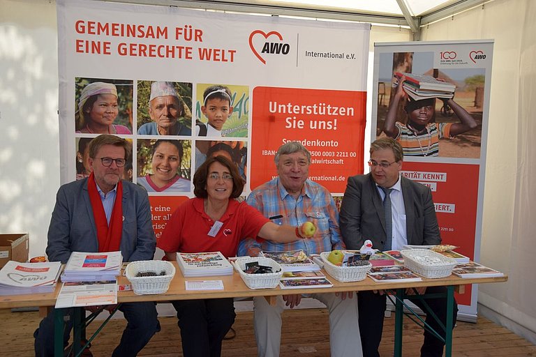 Wolfgang Stadler, Ingrid Lebherz, Bodo Champignon und Uwe Hildebrandt im Einsatz für AWO International beim großen AWO-Jubiläumsfest 2019 in Dortmund.