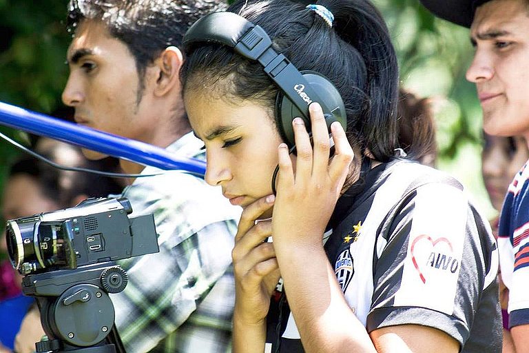 Konzentriert am Set: Die Jugendlichen Filmemacher*innen übernehmen alles von der Benutzung der Kamera, über Positionen, Licht, Farbe, Ton bis zur Umsetzung Produktion. 