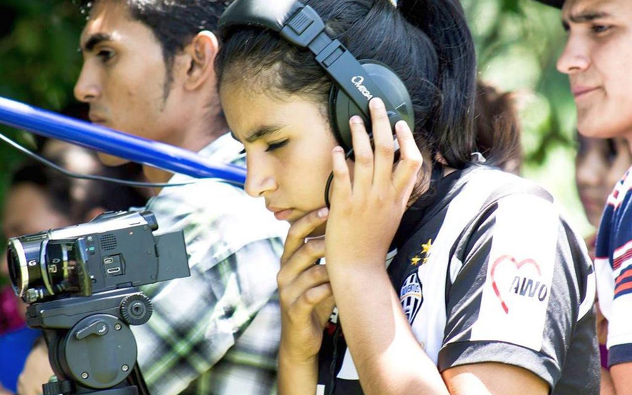Konzentriert am Set: Die Jugendlichen Filmemacher*innen übernehmen alles von der Benutzung der Kamera, über Positionen, Licht, Farbe, Ton bis zur Umsetzung Produktion.
