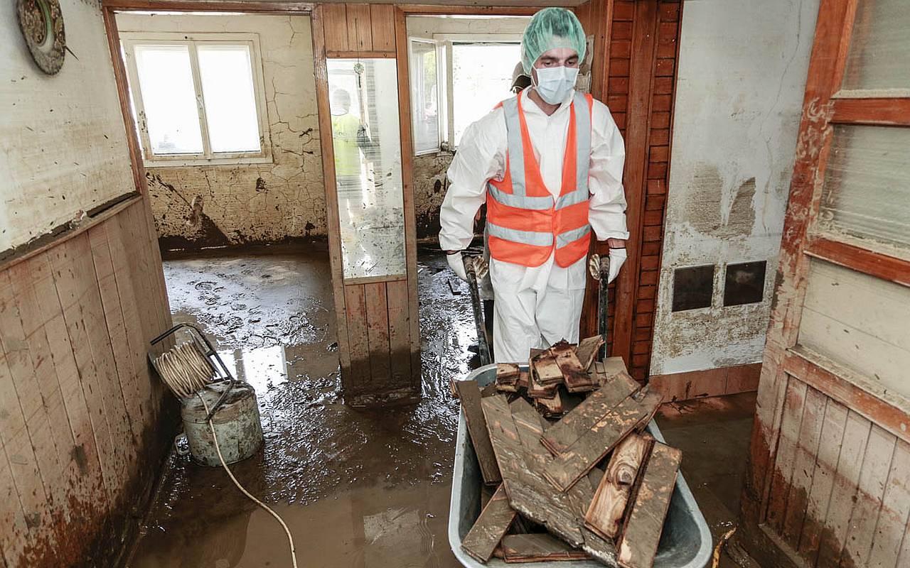 Aufräumarbeiten in einem zerstörten Haus nach den schweren Überschwemmungen auf dem Balkan