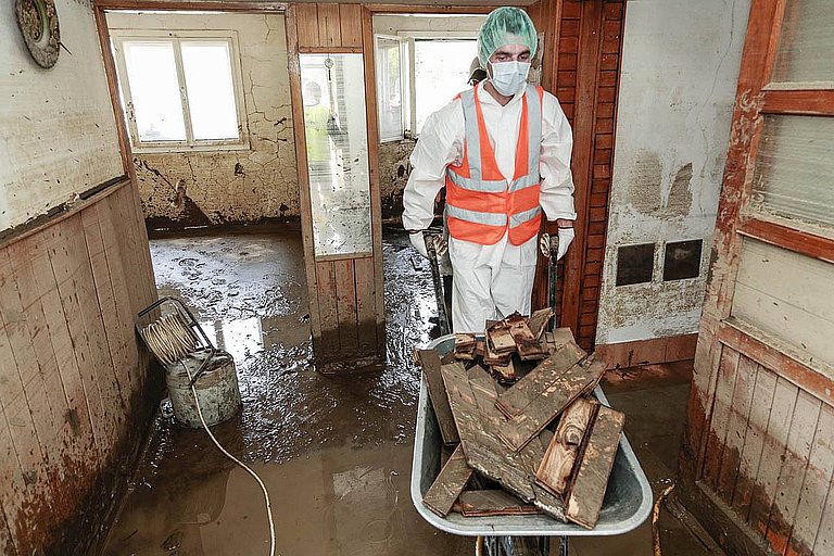 Aufräumarbeiten in einem zerstörten Haus nach den schweren Überschwemmungen auf dem Balkan