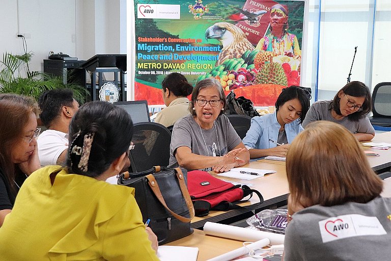 E Participants in a stakeholder dialogue discuss strategies for safe labour migration. MMCEAI brought together 52 representatives from local government agencies and community organizations (Photo: AWO International)
