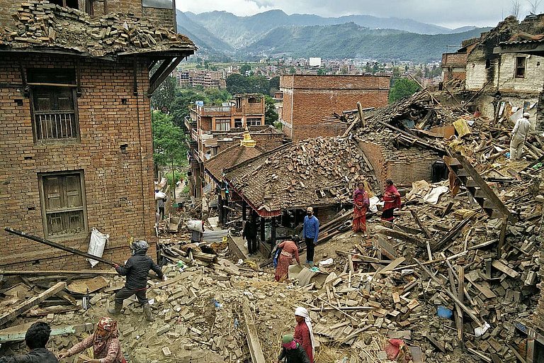 Erste Bergungsarbeiten nach dem Erdbeben in Nepal.