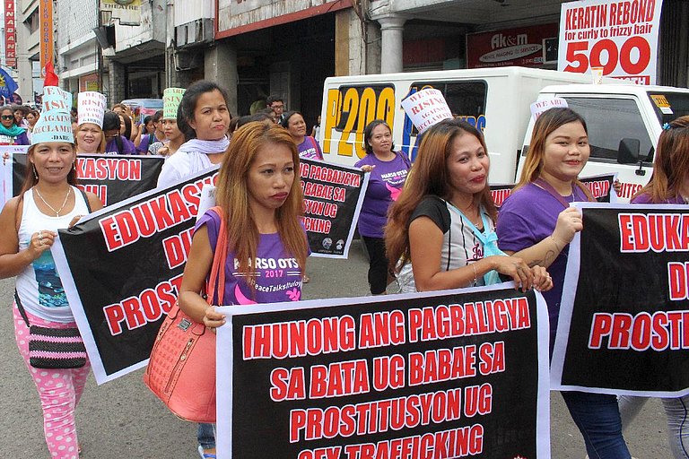 Mitglieder einer Frauengruppe demonstrieren in Davao City für bessere Bildung und Schutz vor Menschenhandel und Prostitution. (Foto: AWO International)