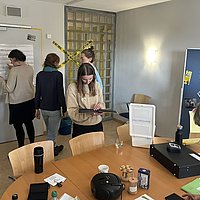 Auf dem Bild sind Menschen zu sehen, die zusammen ein Spiel spielen.