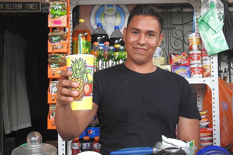  Erfolgreiche Kleinunternehmen: Der junge Mann verdient sein Geld nun mit dem Verkauf von Milkshakes (Foto: AWO International)