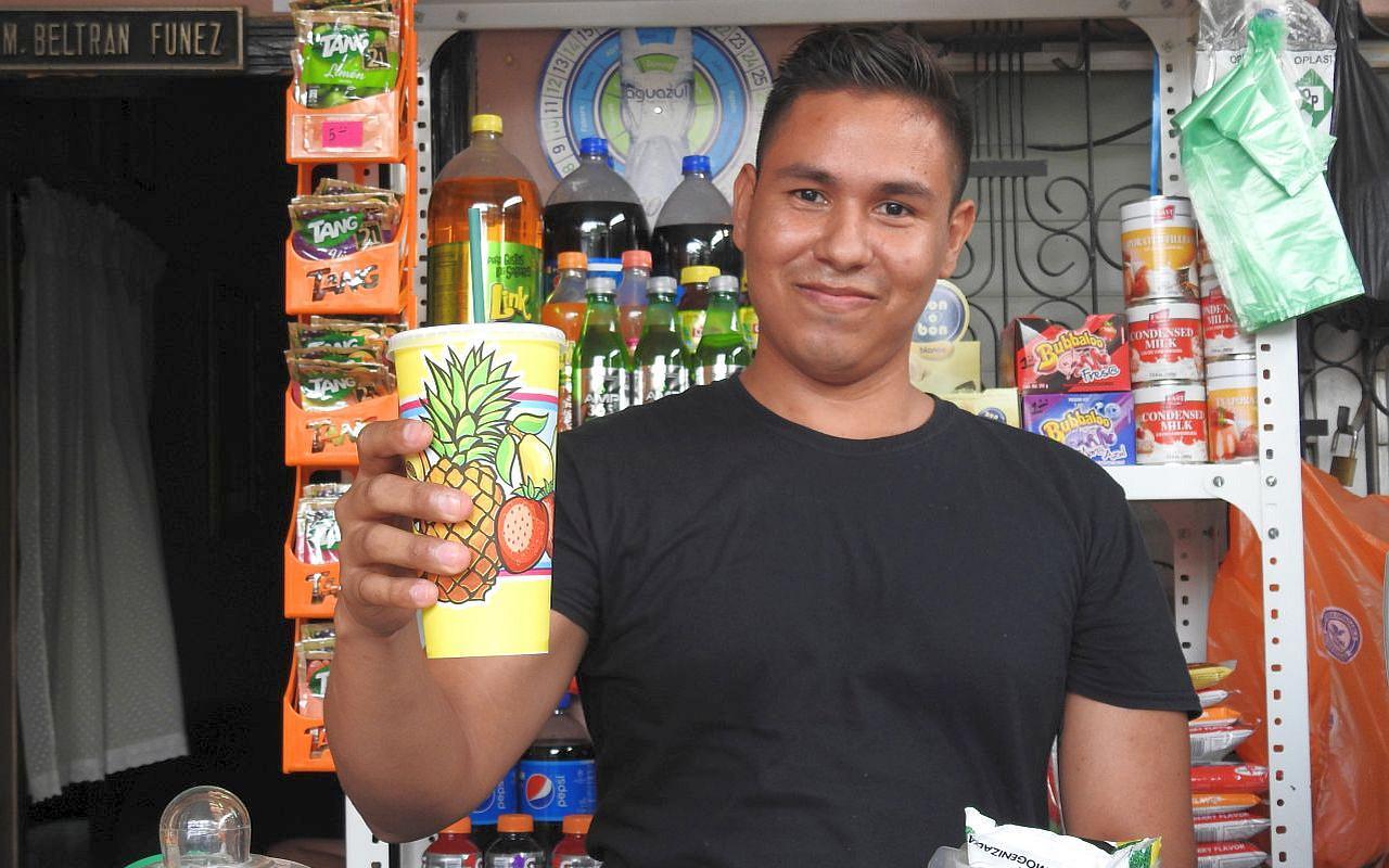 Erfolgreiche Kleinunternehmen: Der junge Mann verdient sein Geld nun mit dem Verkauf von Milkshakes (Foto: AWO International)