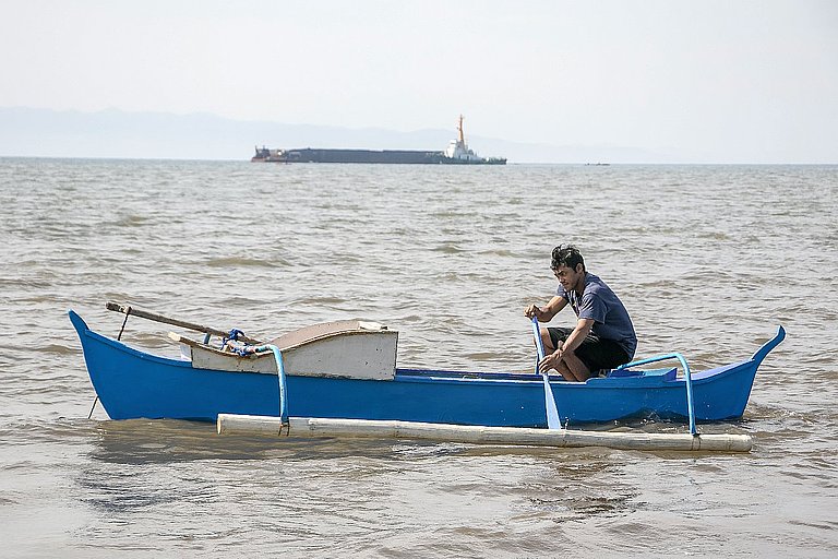 Das Boot, mit dem Norbhen Costańo rausfährt, ist gemietet. Der Fang eines Tages reicht kaum noch aus, um seine Familie zu versorgen. (Foto: Mark Henry/AWO International)