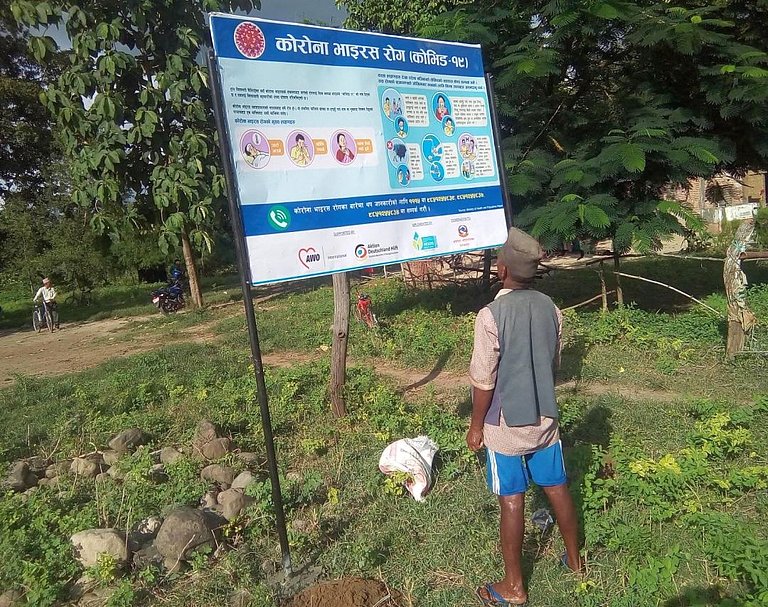 Aufklärung ist wichtig: Über Plakate, Banner, Radiosendungen und Zeitungen informeiren wir über das Virus und Schutzmaßnahmen (Foto: AWO International/Needs/Nepal)