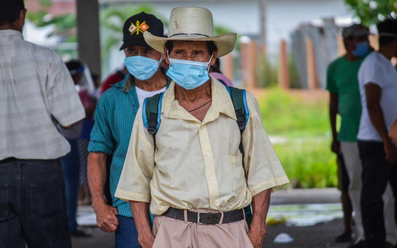 Seit Ausbruch der Pandemie setzt sich AWO International für den Schutz vulnerabler Bevölkerungsgruppen ein und verteilt beispielsweise Hygieneprodukte wie Masken, Handschuhe und Desinfektionsmittel – wie hier in Honduras. (Foto: AWO International/OCDIH)