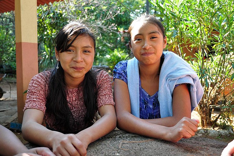 Teilnehmer*innen der Jugendinitiative in San Raymundo in Guatemala erlernen in Workshops die Produktion von Schmuck. 