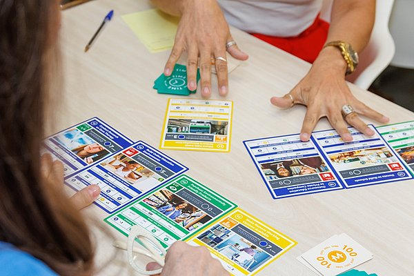 Spielkarten und Hände auf einem Tisch