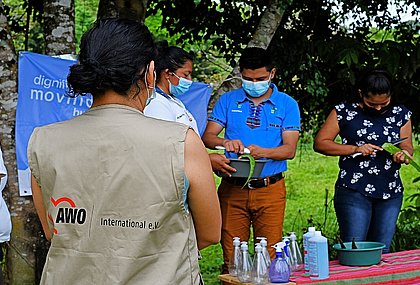 [Translate to Englisch:] Eine Mitarbeiterin und Partizipierende bei einem Workshop für die Herstellung von Hygieneprodukten (Foto: Carlos Cano/ AWO International) 