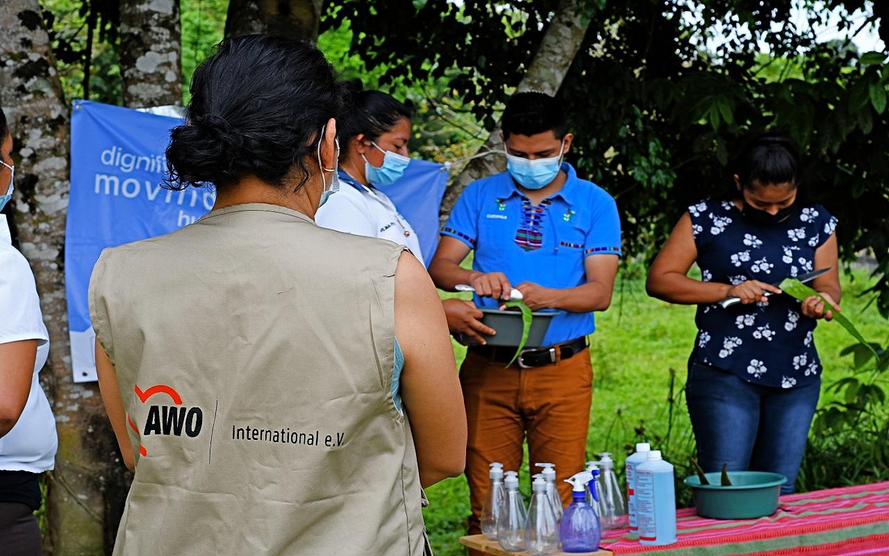 Eine Mitarbeiterin und Partizipierende bei einem Workshop für die Herstellung von Hygieneprodukten (Foto: Carlos Cano/ AWO International)