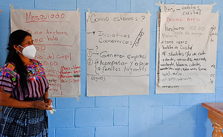 Teilnehmer*innen erhalten von Projektmitarbeiterin von ECAP in einem Workshop Informationen über die Migrationsrouten, die Gefahren und ihre Rechte. (Foto: Carlos Cano/ AWO International)
