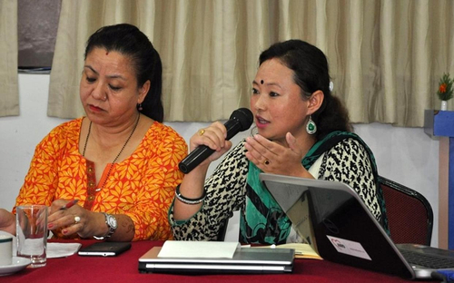  Mitarbeiterinnen von Pourakhi und Maiti berichten über Menschenhandel. (Foto: AWO International) 