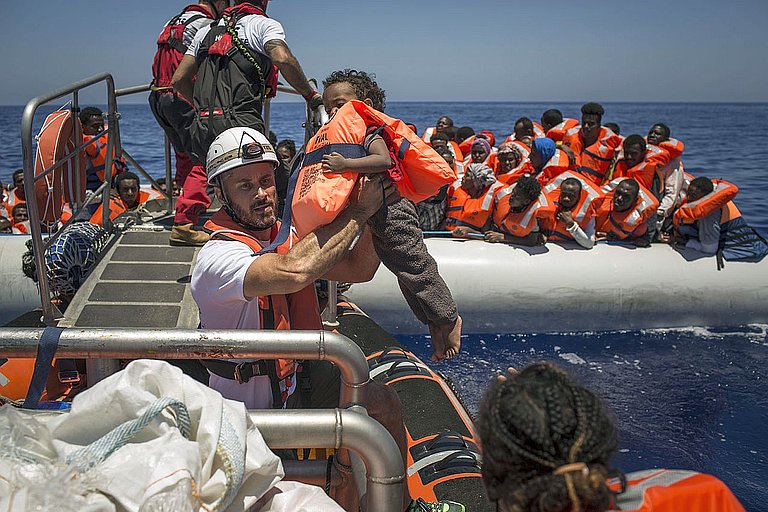 Seit Oktober 2018 kann unsere Partnerin SOS MEDITERRANEE keine Rettungseinsätze mehr im Mittelmeer durchführen, weil die EU die zivile Seenotrettung blockiert. (Foto: Anna Psaroudakis/ SOS MEDITERRANEE)