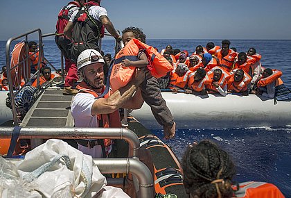 Die Crew der Aquarius bei einem Rettungseinsatz im Mittelmeer (Foto: Anna Psaroudakis/SOS MEDITERRANEE)