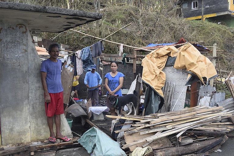 AWO International provides emergency aid for people who have lost their homes and livelihoods as a result of the two typhoons Goni and Vamco (Photo: AWO International/CONCERN)