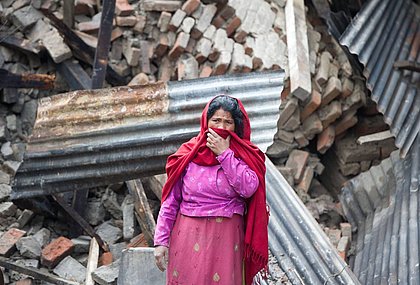 Frau in den Trümmern, Erdbeben Nepal, Hilfe, Spenden