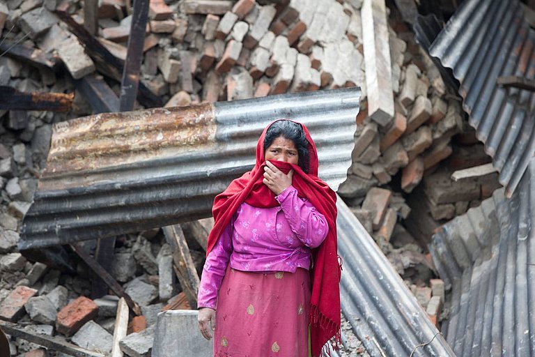 Frau in den Trümmern, Erdbeben Nepal, Hilfe, Spenden