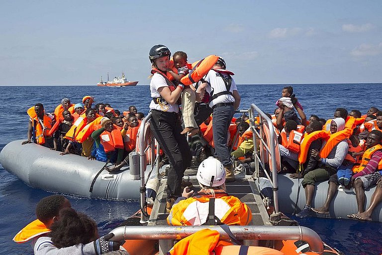 Das Rettungsschiff MS Aquarius von SOS MEDITERRANEE ist seit Februar 2016 mit Unterstützung von AWO International auf dem Mittelmeer unterwegs, um Menschen in Seenot zu retten.