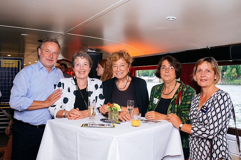 Klaus Vogel, Karin Vogel, Gesine Schwan, Ingrid Lebherz und Maike Röttger stehen zusammen an einem Tisch. 