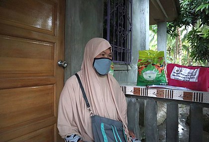 Zolaika aus Mindalano erhielt für sich und ihre Familie Lebensmittelpakete und Hygieneartikel (Foto: AWO International)