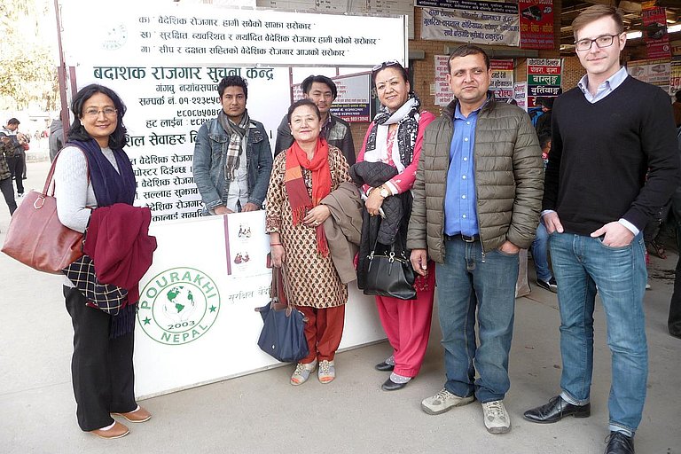 Informationsstand für Migrant*innen an einem Busbahnhof in Kathmandu. (Foto: AWO International)