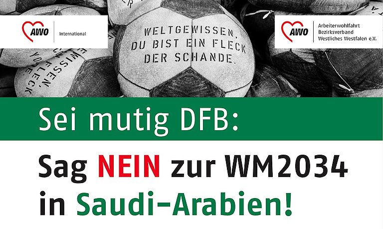 Bild von Fußball mit Aufschrift: "Weltgewissen du bist ein Fleck der Schande!" und  aufforderung "Sei mutig DFB: Sag NEIN zur WM 2034 in Saudi Arabien